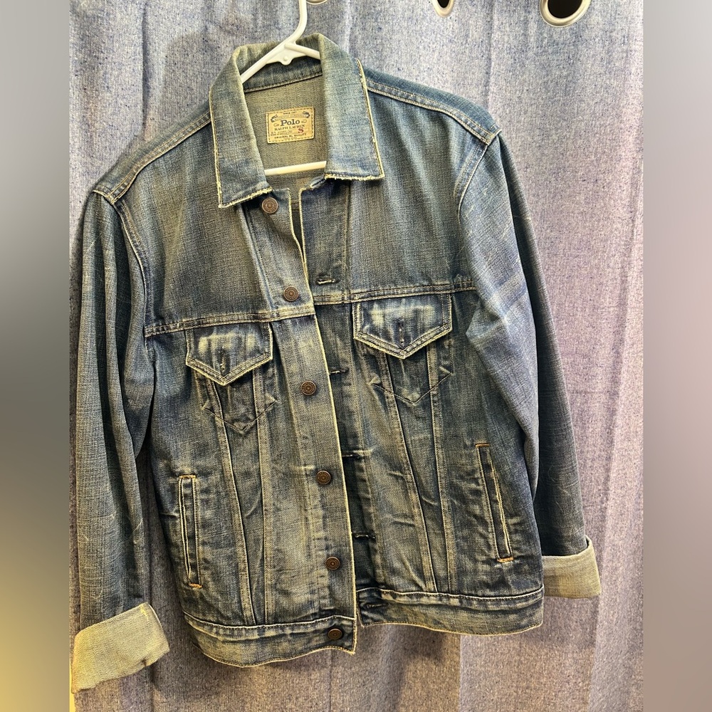 Used men’s Ralph Lauren denim jacket. Size -Small